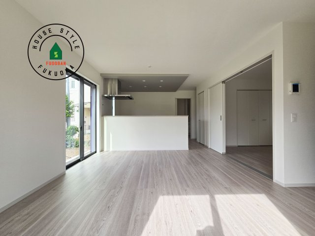 福岡市南区曰佐5丁目第2-4棟（1号棟）の居間・リビング|ご家族を近くに感じられる対面キッチンのLDK。会話もはずみそうですね。