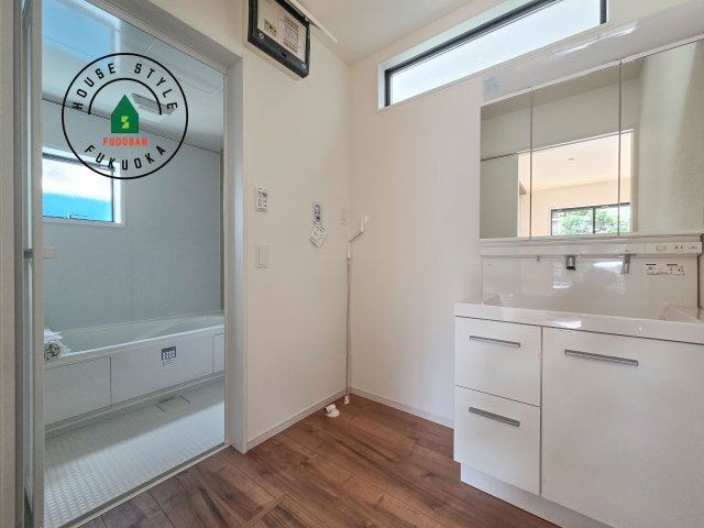 福岡市南区曰佐5丁目第2-4棟（3号棟）の脱衣所|ゆとりの洗面スペースで朝の身支度もスムーズに。暮らしを快適に変えるシャワー付洗面台です！