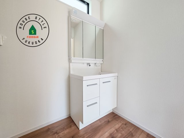 福岡市南区曰佐5丁目第2-4棟（3号棟）の独立洗面台|毎日使うものだから清潔な空間を保ちたい水回り。洗面にはそんな願いを解消させてくれる収納アイデアが満載です。三面鏡の裏側にはキャビネットが現れ小物から背の高い物まで収納できます。