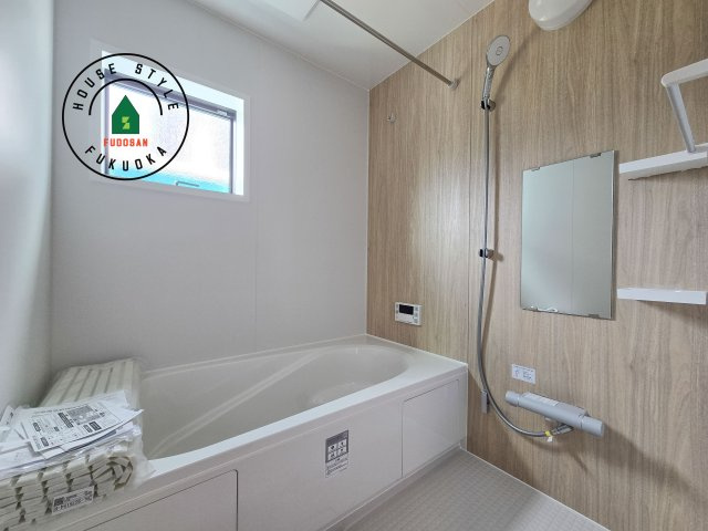 福岡市南区曰佐5丁目第2-4棟（3号棟）の浴室|1日の疲れを癒してくれる広々バスルーム。雨の日のお洗濯にも大活躍な浴室乾燥機付です！