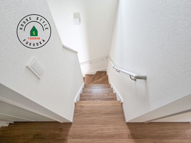 福岡市南区曰佐5丁目第2-4棟（3号棟）の内装|階段からも明るい光が入ります。採光や通風も階段の重要な役割です。