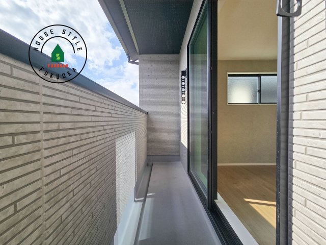 福岡市南区曰佐5丁目第2-4棟（3号棟）のバルコニー|風をしっかりと感じられるバルコニーでは、毎日が洗濯日和です。広々としているので洗濯も楽しくなるでしょうし、気分転換にバルコニーからの眺めを楽しむのもいいでしょう。