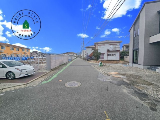 福岡市南区曰佐5丁目第2-4棟（3号棟）の前面道路含む現地写真|前面道路は閑静な住宅地をはしる車通りの少ない道路。お車の出し入れが苦手なママや小さなお子様にも安心ですね。しっかり舗装もされているので、ベビーカーや自転車で通っても快適に通行できます。