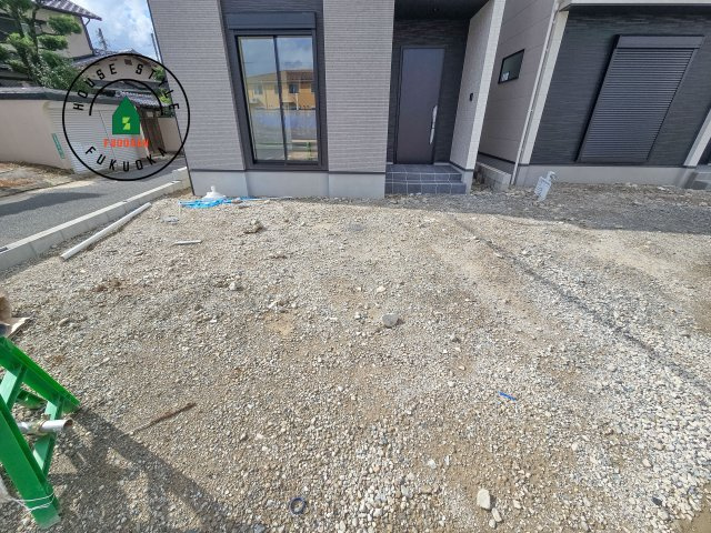 福岡市南区曰佐5丁目第2-4棟（3号棟）の駐車場|広々した駐車場になります。3台並列駐車となります。