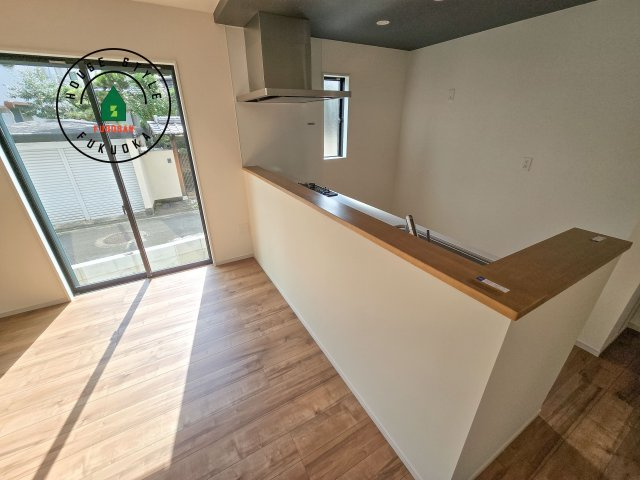 福岡市南区曰佐5丁目第2-4棟（3号棟）のダイニング|キッチンから立ち込める香りが今日の料理を期待させます。