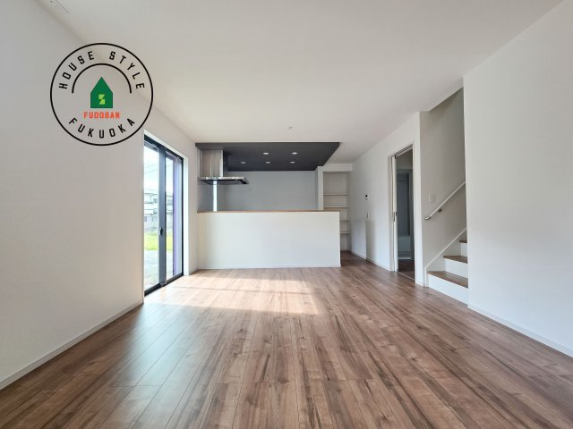 福岡市南区曰佐5丁目第2-4棟（3号棟）の居間・リビング|ご家族を近くに感じられる対面キッチンのLDK。会話もはずみそうですね。