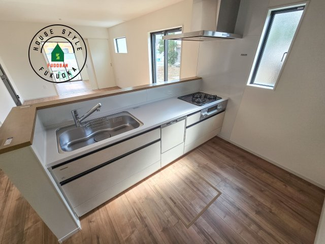 福岡市南区曰佐5丁目第2-4棟（3号棟）のキッチン|ダイニングテーブルへの配膳がラクラク、お料理はかどるカウンター付きシステムキッチン！