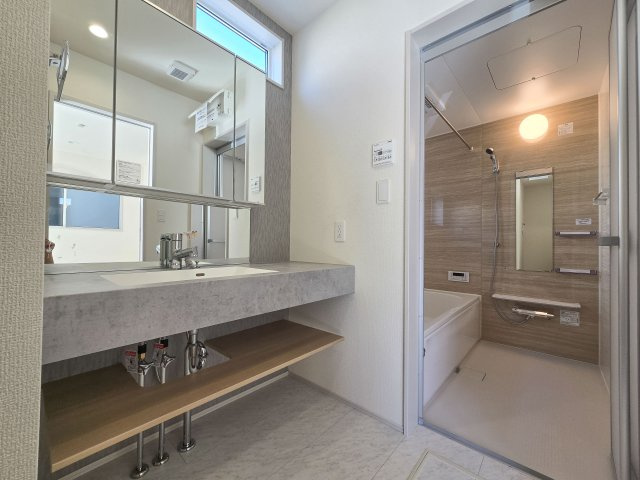 福岡市東区奈多1丁目第1-2棟（1号棟）の脱衣所|ゆとりの洗面スペースで朝の身支度もスムーズに。暮らしを快適に変えるシャワー付洗面台です！