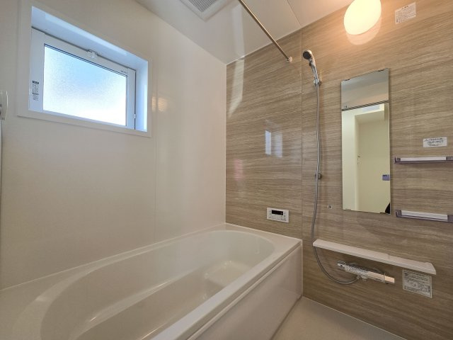 福岡市東区奈多1丁目第1-2棟（1号棟）の浴室|1日の疲れを癒してくれる広々バスルーム。雨の日のお洗濯にも大活躍な浴室乾燥機付です！