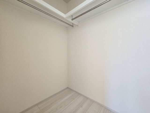 福岡市東区奈多1丁目第1-2棟（1号棟）の収納|洋服や大きな荷物が多い方や人数の多いご家族などは、一般的なクローゼットよりもウォークインクローゼットのほうが使い勝手が良いです。