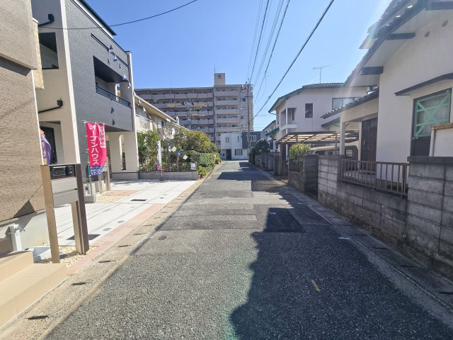 福岡市東区奈多1丁目第1-2棟（1号棟）の前面道路含む現地写真|前面道路は閑静な住宅地をはしる車通りの少ない道路。お車の出し入れが苦手なママや小さなお子様にも安心ですね。しっかり舗装もされているので、ベビーカーや自転車で通っても快適に通行できます。前面道路です。