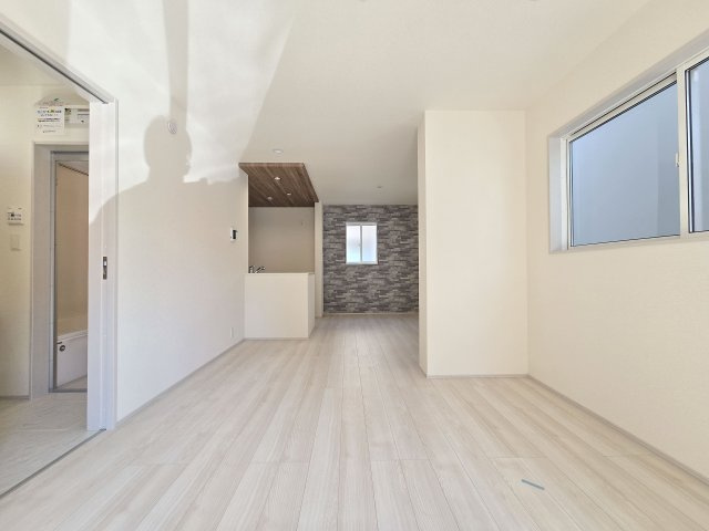 福岡市東区奈多1丁目第1-2棟（1号棟）の居間・リビング|キッチンからリビングをしっかり確認できます。家族の笑顔があふれる空間になりそうですね。