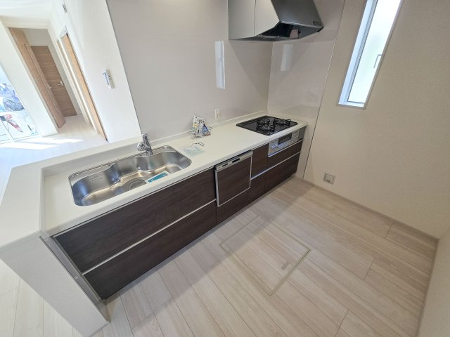 福岡市東区奈多1丁目第1-2棟（1号棟）のキッチン|ダイニングテーブルへの配膳がラクラク、お料理はかどるカウンター付きシステムキッチン！