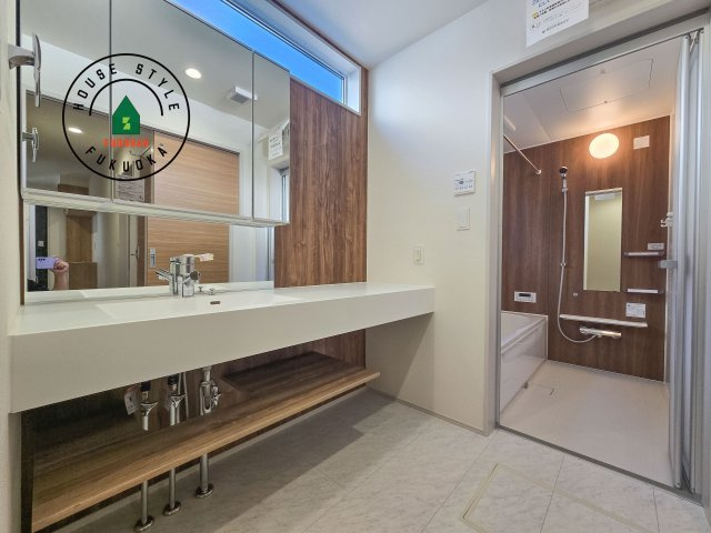 福岡市東区奈多1丁目第1-2棟（2号棟）の脱衣所|ゆとりの洗面スペースで朝の身支度もスムーズに。暮らしを快適に変えるシャワー付洗面台です！