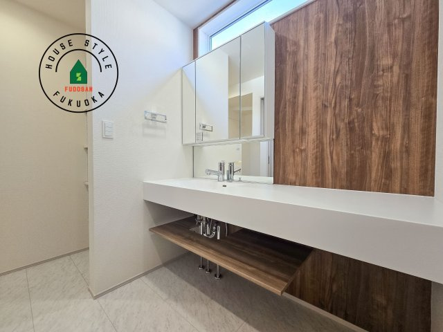 福岡市東区奈多1丁目第1-2棟（2号棟）の独立洗面台|毎日使うものだから清潔な空間を保ちたい水回り。洗面にはそんな願いを解消させてくれる収納アイデアが満載です。三面鏡の裏側にはキャビネットが現れ小物から背の高い物まで収納できます。