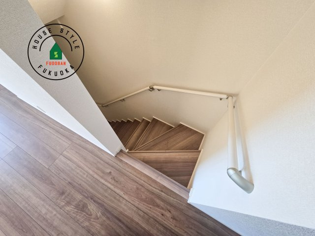 福岡市東区奈多1丁目第1-2棟（2号棟）の内装|＜手すり付階段＞手すりがないと階段の昇り降りで危険なことはもちろん、壁に手をつきながら歩くことで壁紙が汚れやすくなります。すべての方に快適に昇り降りしていただくため、手すりを設置しました。