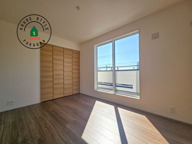 福岡市東区奈多1丁目第1-2棟（2号棟）の寝室|主寝室には収納力に優れたクローゼットがありますので、お部屋もすっきり片付きます。