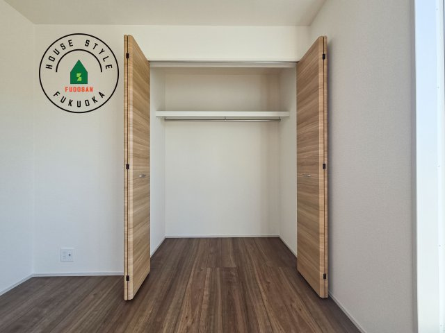 福岡市東区奈多1丁目第1-2棟（2号棟）の収納|洋服や大きな荷物が多い方や人数の多いご家族などは、一般的なクローゼットよりもウォークインクローゼットのほうが使い勝手が良いです。