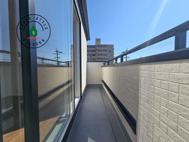 福岡市東区奈多1丁目第1-2棟（2号棟）のバルコニー|風をしっかりと感じられるバルコニーでは、毎日が洗濯日和です。広々としているので洗濯も楽しくなるでしょうし、気分転換にバルコニーからの眺めを楽しむのもいいでしょう。