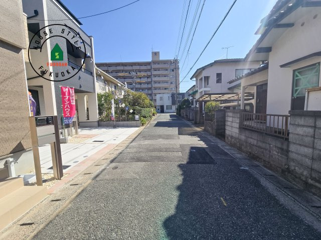 福岡市東区奈多1丁目第1-2棟（2号棟）の前面道路含む現地写真|前面道路は閑静な住宅地をはしる車通りの少ない道路。お車の出し入れが苦手なママや小さなお子様にも安心ですね。しっかり舗装もされているので、ベビーカーや自転車で通っても快適に通行できます。前面道路です。