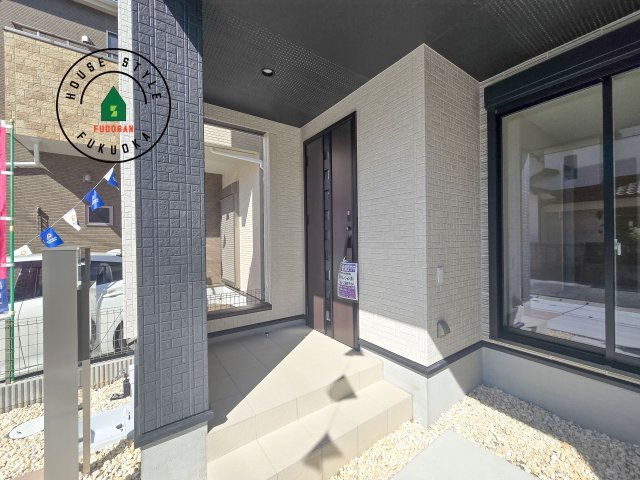 福岡市東区奈多1丁目第1-2棟（2号棟）の玄関|おでかけの時も帰った時も、「我が家」を最初に感じでもらえる素敵な空間に。