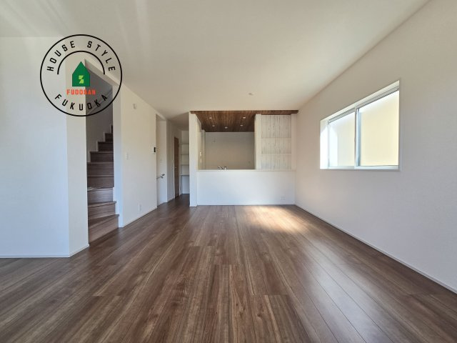 福岡市東区奈多1丁目第1-2棟（2号棟）の居間・リビング|キッチンからリビングをしっかり確認できます。家族の笑顔があふれる空間になりそうですね。