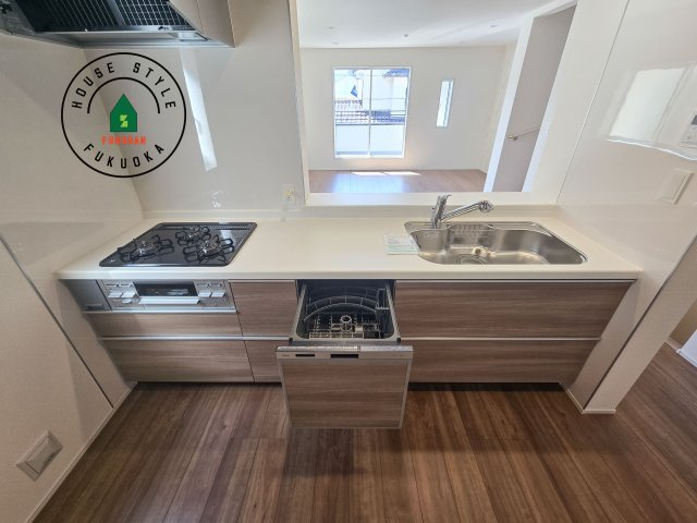 福岡市東区奈多1丁目第1-2棟（2号棟）のキッチン|ご家族を近くに感じられる対面キッチンのLDK。会話もはずみそうですね。