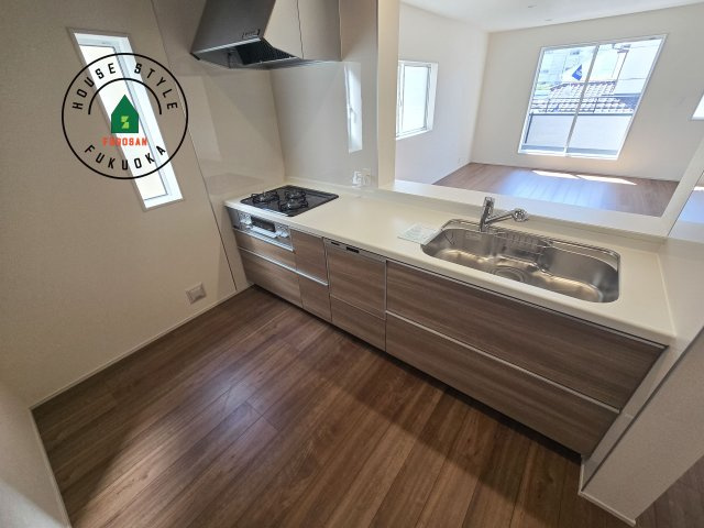 福岡市東区奈多1丁目第1-2棟（2号棟）のキッチン|ダイニングテーブルへの配膳がラクラク、お料理はかどるカウンター付きシステムキッチン！