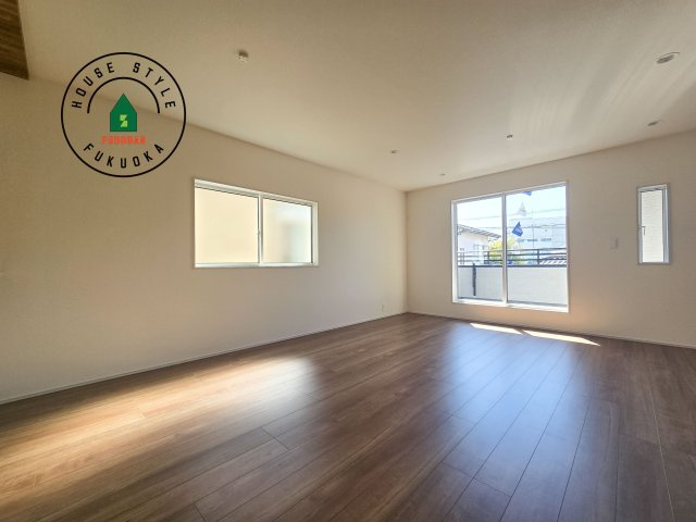 福岡市東区奈多1丁目第1-2棟（2号棟）の和室|和室を上手に活用すると暮らし方の幅が広がります。例えば普段は開け放して、子供の小さいうちはお昼寝や遊びのスペースに。畳はソフトなので転んでもケガをしにくく安心です