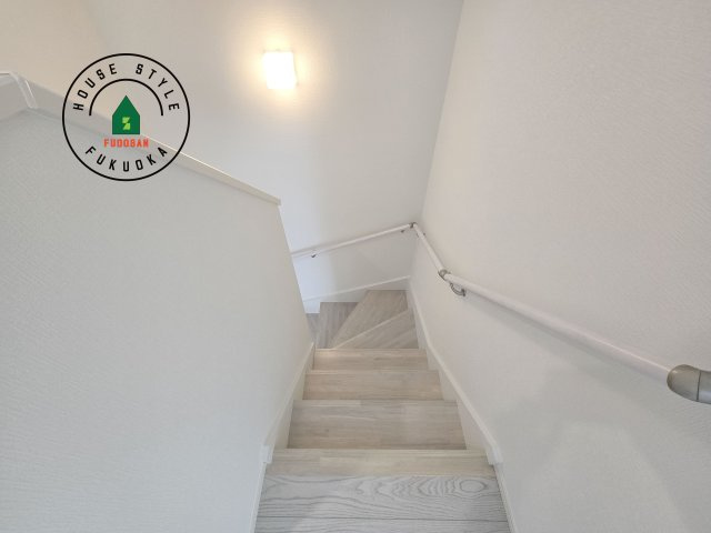 福岡市東区香住ケ丘5丁目第1-3棟（1号棟）の内装|階段からも明るい光が入ります。採光や通風も階段の重要な役割です。