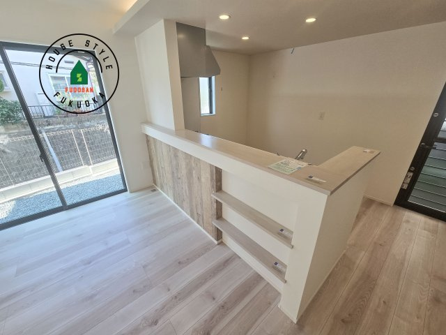 福岡市東区香住ケ丘5丁目第1-3棟（1号棟）のダイニング|キッチンから立ち込める香りが今日の料理を期待させます。