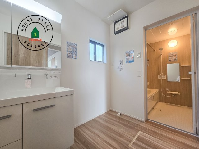 福岡市東区香住ケ丘5丁目第1-3棟（3号棟）の脱衣所|ゆとりの洗面スペースで朝の身支度もスムーズに。暮らしを快適に変えるシャワー付洗面台です！