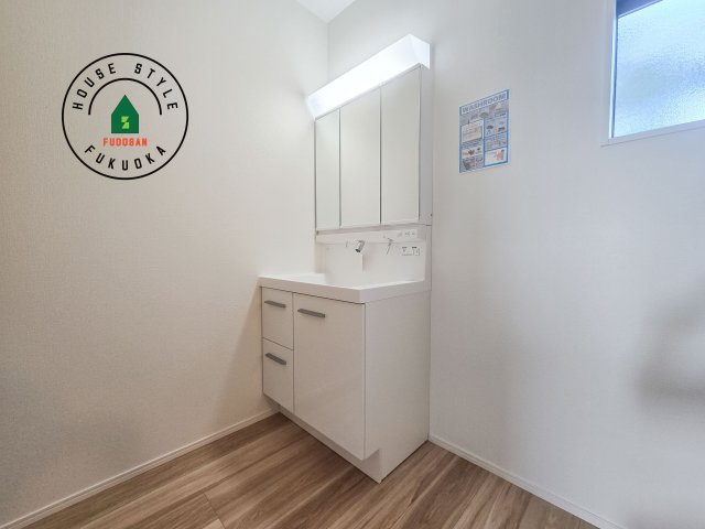 福岡市東区香住ケ丘5丁目第1-3棟（3号棟）の独立洗面台|毎日使うものだから清潔な空間を保ちたい水回り。洗面にはそんな願いを解消させてくれる収納アイデアが満載です。三面鏡の裏側にはキャビネットが現れ小物から背の高い物まで収納できます。