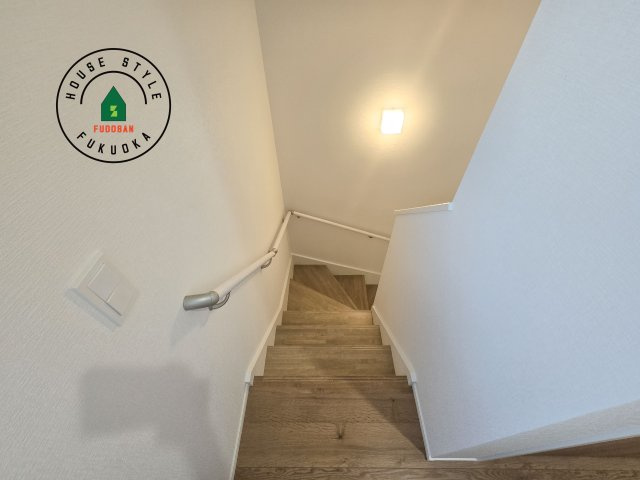 福岡市東区香住ケ丘5丁目第1-3棟（3号棟）の内装|階段からも明るい光が入ります。採光や通風も階段の重要な役割です。