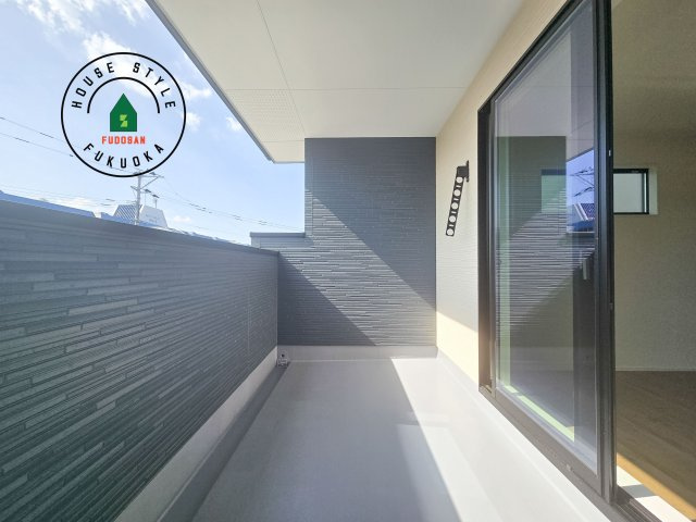 福岡市東区香住ケ丘5丁目第1-3棟（3号棟）のバルコニー|風をしっかりと感じられるバルコニーでは、毎日が洗濯日和です。広々としているので洗濯も楽しくなるでしょうし、気分転換にバルコニーからの眺めを楽しむのもいいでしょう。