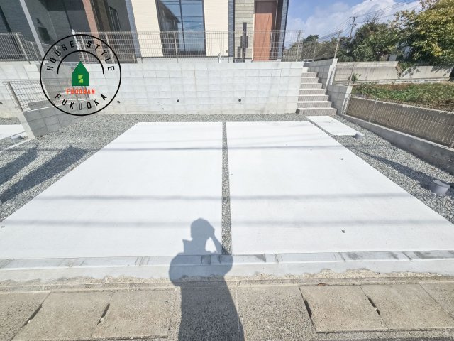 福岡市東区香住ケ丘5丁目第1-3棟（3号棟）の駐車場|広々した駐車場になります。3台並列駐車となります。