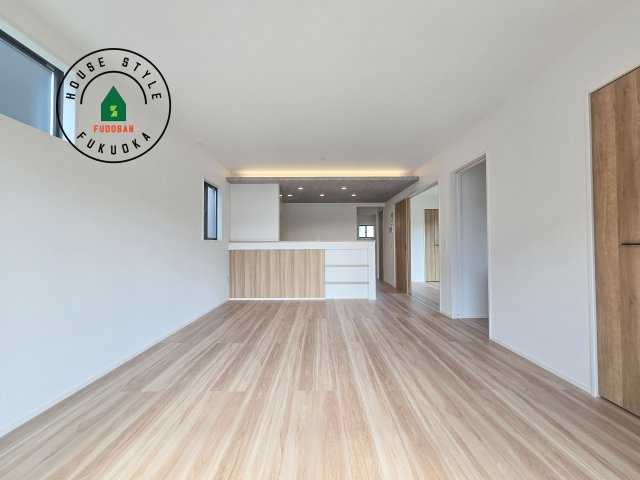 福岡市東区香住ケ丘5丁目第1-3棟（3号棟）の居間・リビング|ご家族を近くに感じられる対面キッチンのLDK。会話もはずみそうですね。