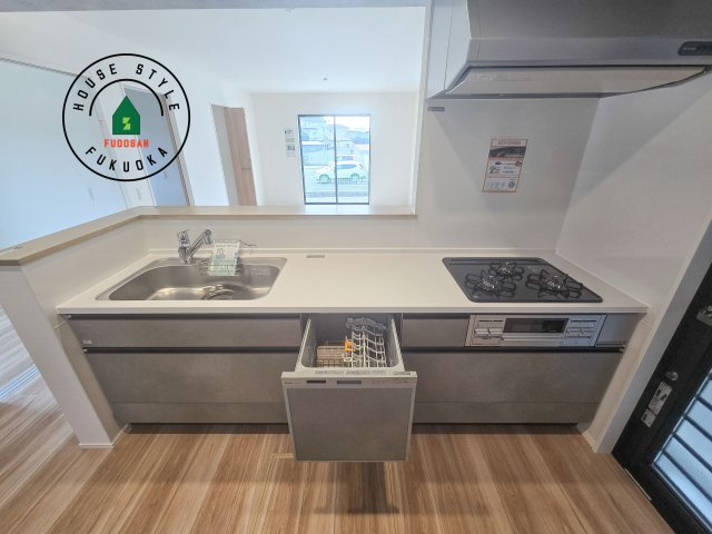 福岡市東区香住ケ丘5丁目第1-3棟（3号棟）のキッチン|ダイニングテーブルへの配膳がラクラク、お料理はかどるカウンター付きシステムキッチン！