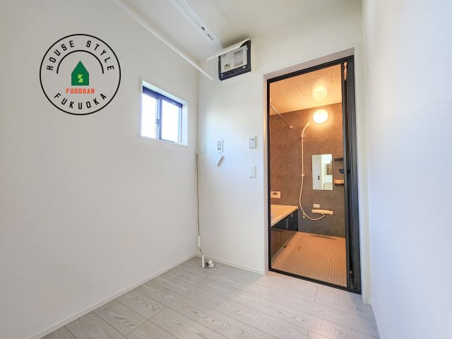 糟屋郡志免町大字吉原第3-1棟（1号棟）の脱衣所|ゆとりの洗面スペースで朝の身支度もスムーズに。暮らしを快適に変えるシャワー付洗面台です！