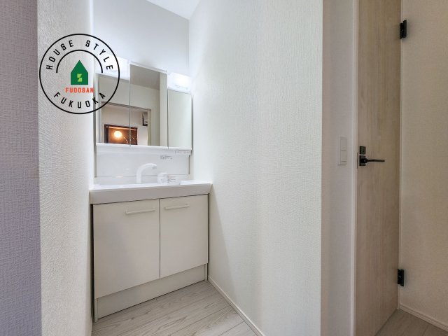 糟屋郡志免町大字吉原第3-1棟（1号棟）の独立洗面台|毎日使うものだから清潔な空間を保ちたい水回り。洗面にはそんな願いを解消させてくれる収納アイデアが満載です。三面鏡の裏側にはキャビネットが現れ小物から背の高い物まで収納できます。