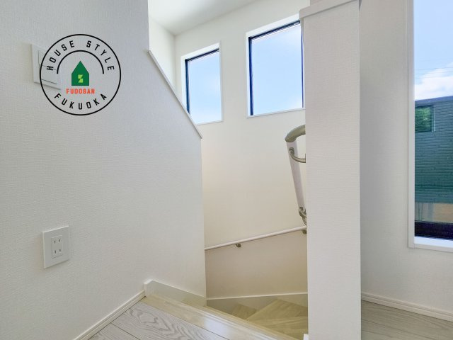 糟屋郡志免町大字吉原第3-1棟（1号棟）の内装|階段からも明るい光が入ります。採光や通風も階段の重要な役割です。