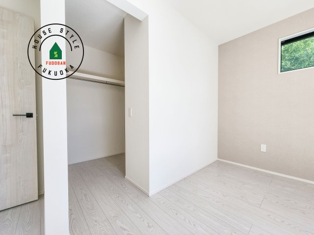 糟屋郡志免町大字吉原第3-1棟（1号棟）の収納|洋服や大きな荷物が多い方や人数の多いご家族などは、一般的なクローゼットよりもウォークインクローゼットのほうが使い勝手が良いです。