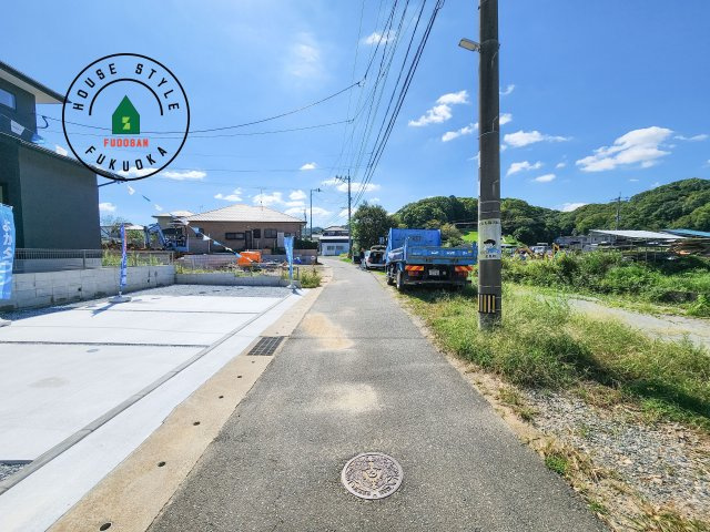 糟屋郡志免町大字吉原第3-1棟（1号棟）の前面道路含む現地写真|前面道路は閑静な住宅地をはしる車通りの少ない道路。お車の出し入れが苦手なママや小さなお子様にも安心ですね。しっかり舗装もされているので、ベビーカーや自転車で通っても快適に通行できます。