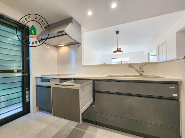 糟屋郡志免町大字吉原第3-1棟（1号棟）のキッチン|ダイニングテーブルへの配膳がラクラク、お料理はかどるカウンター付きシステムキッチン！