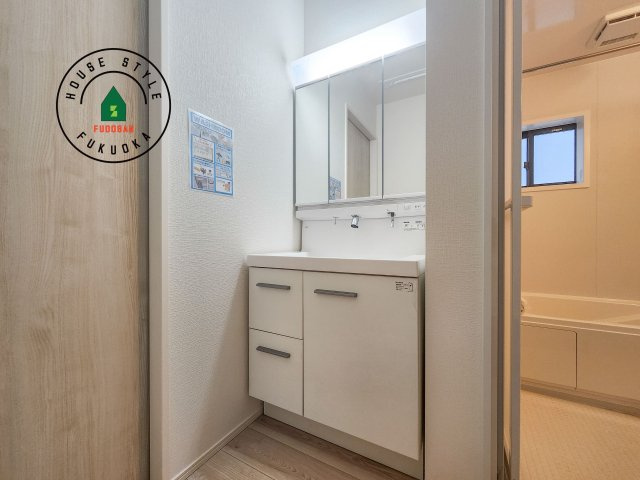 糟屋郡須恵町大字須恵第21-1棟（1号棟）の独立洗面台|毎日使うものだから清潔な空間を保ちたい水回り。洗面にはそんな願いを解消させてくれる収納アイデアが満載です。三面鏡の裏側にはキャビネットが現れ小物から背の高い物まで収納できます。