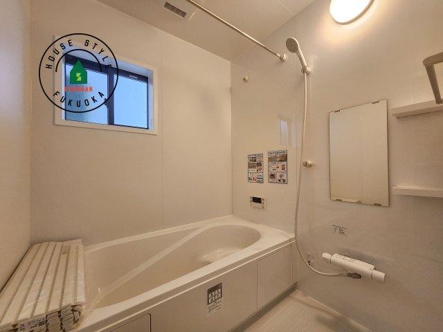 糟屋郡須恵町大字須恵第21-1棟（1号棟）の浴室|1日の疲れを癒してくれる広々バスルーム。雨の日のお洗濯にも大活躍な浴室乾燥機付です！