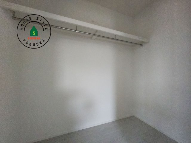 糟屋郡須恵町大字須恵第21-1棟（1号棟）の収納|洋服や大きな荷物が多い方や人数の多いご家族などは、一般的なクローゼットよりもウォークインクローゼットのほうが使い勝手が良いです。