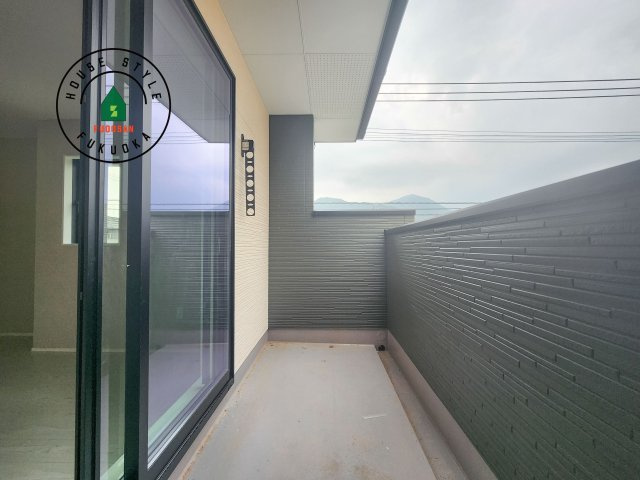 糟屋郡須恵町大字須恵第21-1棟（1号棟）のバルコニー|風をしっかりと感じられるバルコニーでは、毎日が洗濯日和です。広々としているので洗濯も楽しくなるでしょうし、気分転換にバルコニーからの眺めを楽しむのもいいでしょう。