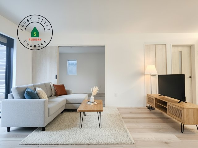 糟屋郡須恵町大字須恵第21-1棟（1号棟）の居間・リビング|明るく開放的なリビングダイニングは豊かな陽光が注ぎ込み、やすらぎの空間を演出してくれます。ご家族で楽しいひとときをお過ごし下さい。※家具はCGを合成したものです。