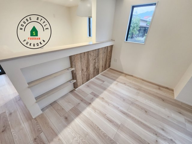 糟屋郡須恵町大字須恵第21-1棟（1号棟）のダイニング|キッチンから立ち込める香りが今日の料理を期待させます。